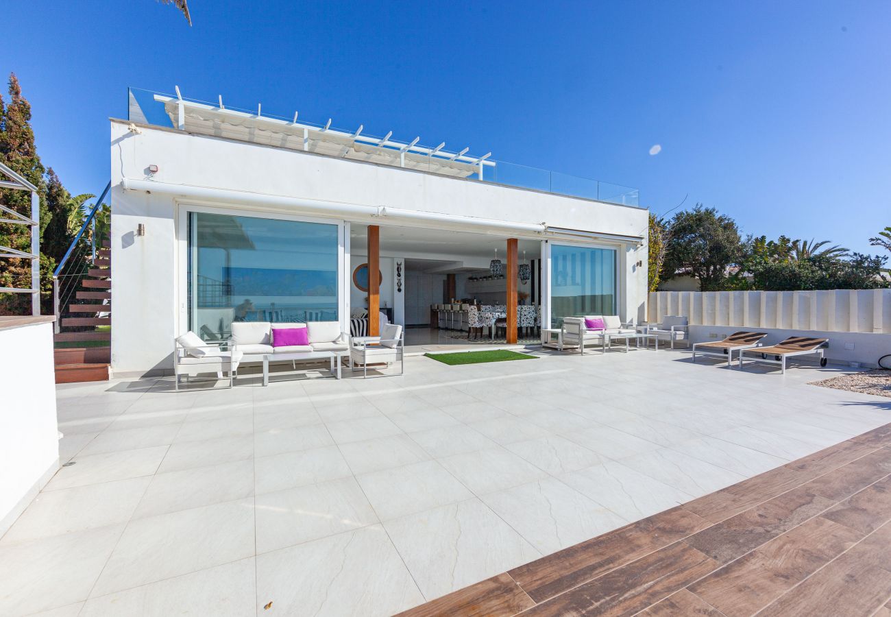 Bungalow in Marbella - First line beach modern holiday home in Costabella - Marbella